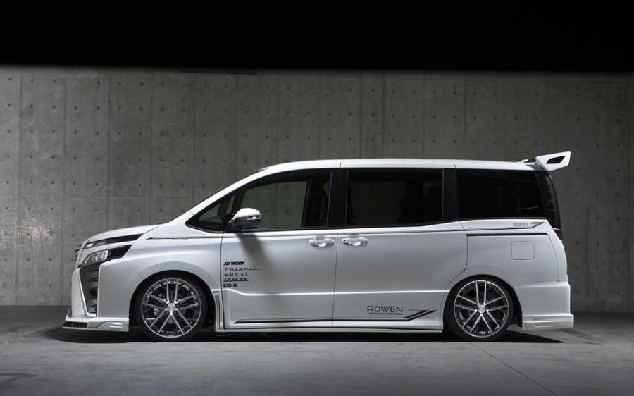  Toyota Voxy by Rowen 2017 года  (фото 4 из 15)